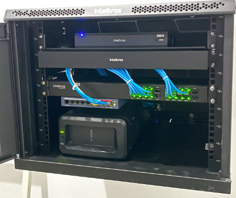 Rack de rede organizado com NVR, switch e no-break instalado pela Pires Informática